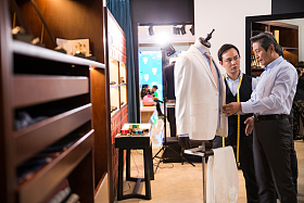 时装设计师和顾客图片