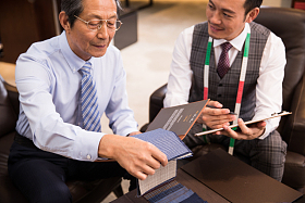 时装设计师和顾客图片