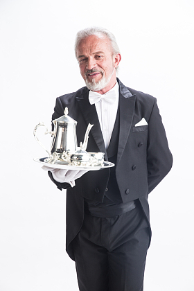 一个男侍者托着银餐具