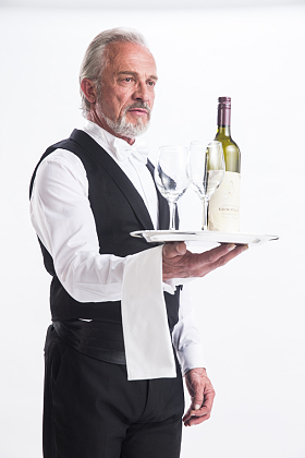 一个老年男侍者图片