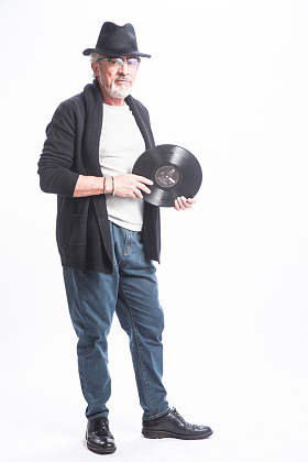 老年男人拿着唱片图片