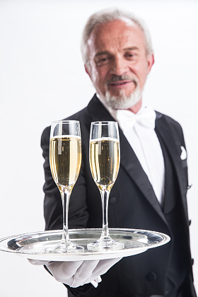 一个老年男侍者图片