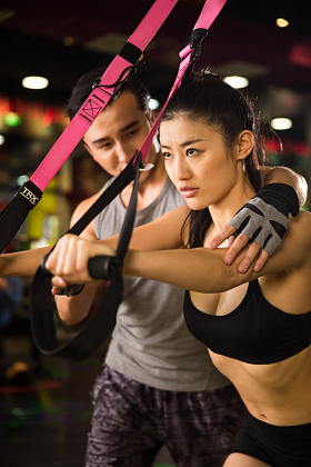 青年人在健身房里健身