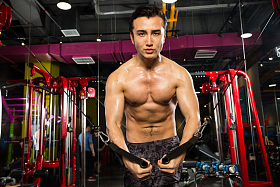 青年男人在健身房健身