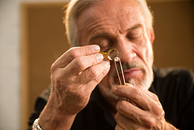 老年男人拿着钻石戒指图片