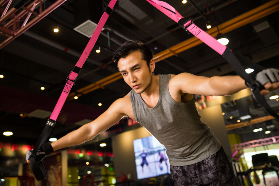 青年男人在健身房里健身 青年男人在健身房里健身