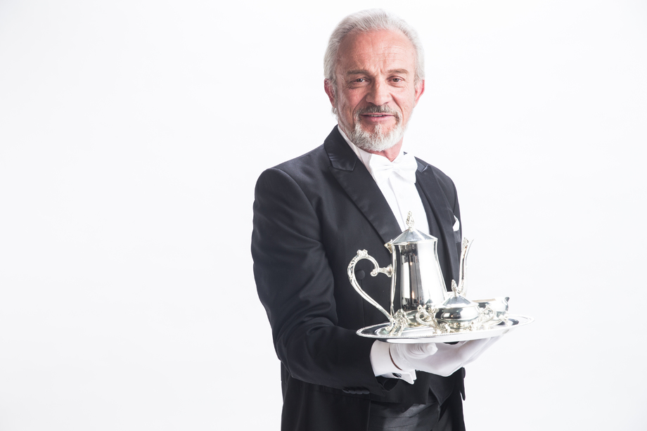 一个男侍者托着银餐具图片 一个男侍者托着银餐具图片