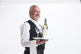 一个老年男侍者