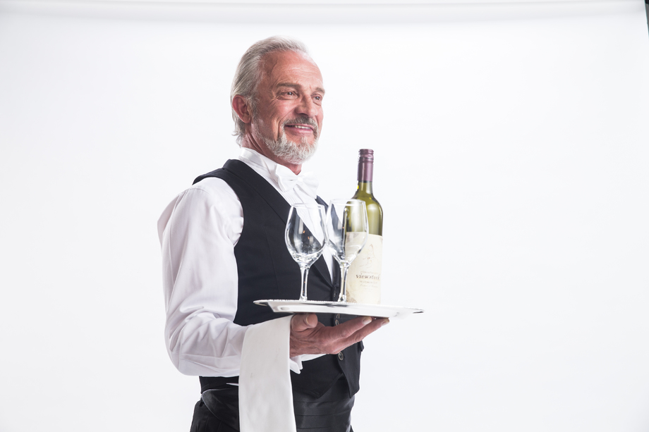 一个老年男侍者 一个老年男侍者