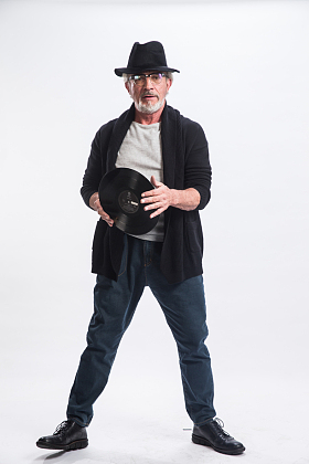 老年男人拿着唱片图片