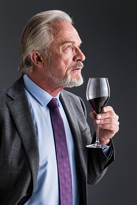 权威商务老年男人