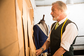 权威的服装设计师照片