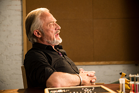 老年男人制作钻石戒指照片