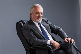 权威商务老年男人照片