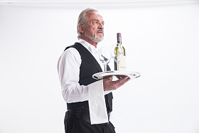 一个老年男侍者