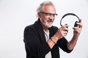 老年男人拿着耳机