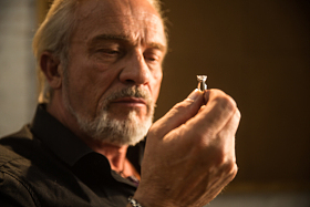 老年男人拿着钻石戒指图片