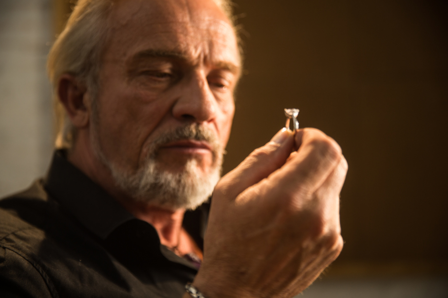 老年男人拿着钻石戒指图片