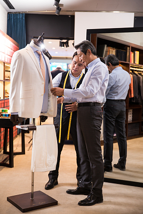 时装设计师和顾客图片