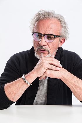 穿着休闲装的老年男人图片