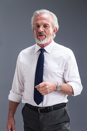 权威商务老年男人