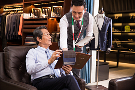 时装设计师和顾客照片