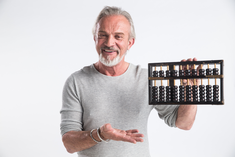 老年男人拿着算盘