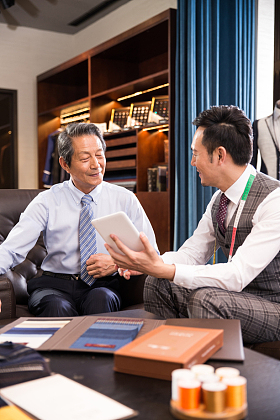 时装设计师和顾客