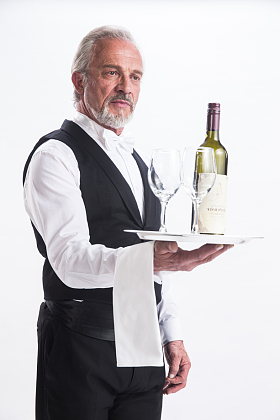 一个老年男侍者图片