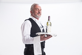 一个老年男侍者图片