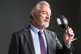 权威商务老年男人