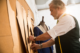 权威的服装设计师照片