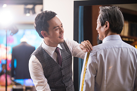 时装设计师和顾客照片