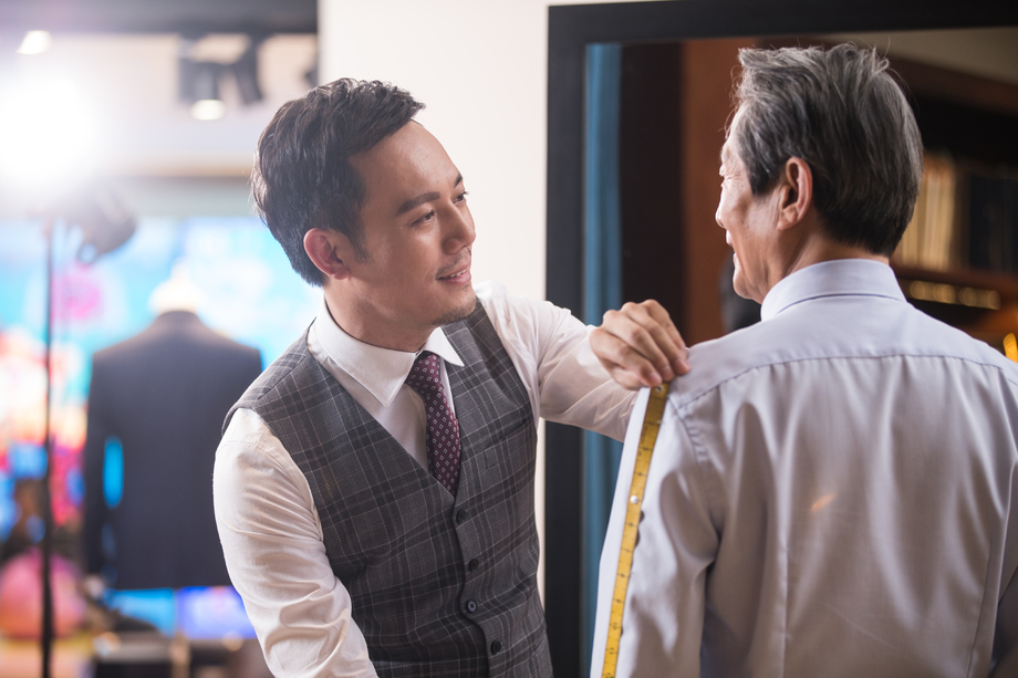 时装设计师和顾客照片 时装设计师和顾客照片