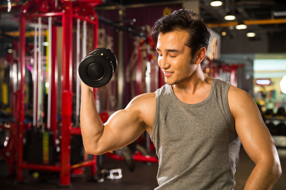 青年男人在健身房里健身 青年男人在健身房里健身