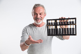 老年男人拿着算盘