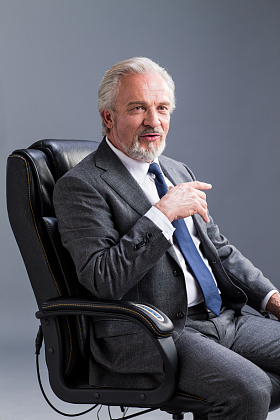 权威商务老年男人照片