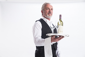 一个老年男侍者图片