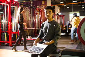 青年人在健身房照片