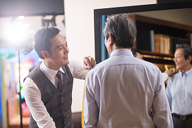 时装设计师和顾客照片