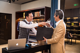 时装设计师和顾客图片