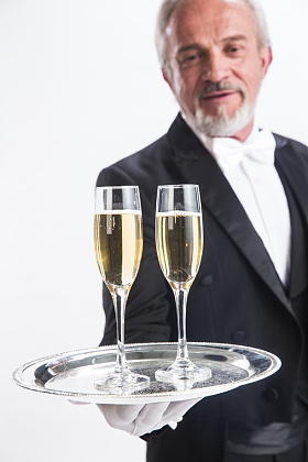 一个老年男侍者图片