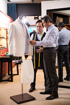 时装设计师和顾客图片