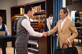 时装设计师和顾客图片