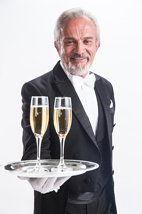 一个老年男侍者图片