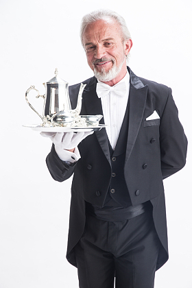 一个男侍者托着银餐具图片