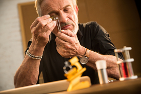 老年男人拿着钻石戒指照片