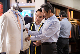 时装设计师和顾客图片