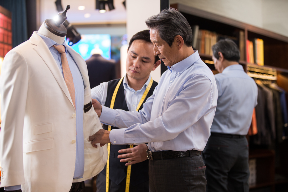 时装设计师和顾客图片 时装设计师和顾客图片