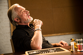 老年男人制作钻石戒指图片